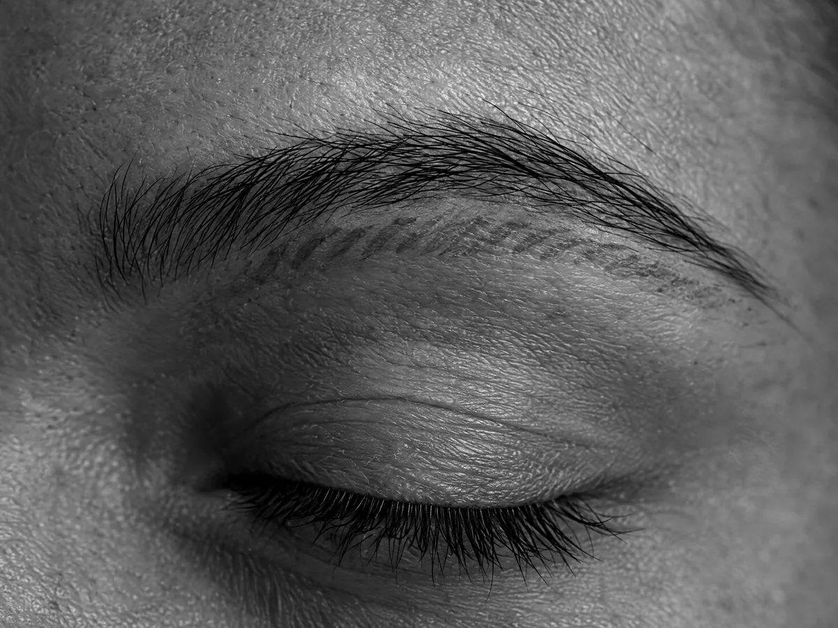 Ceja con microblading antiguo difuminado