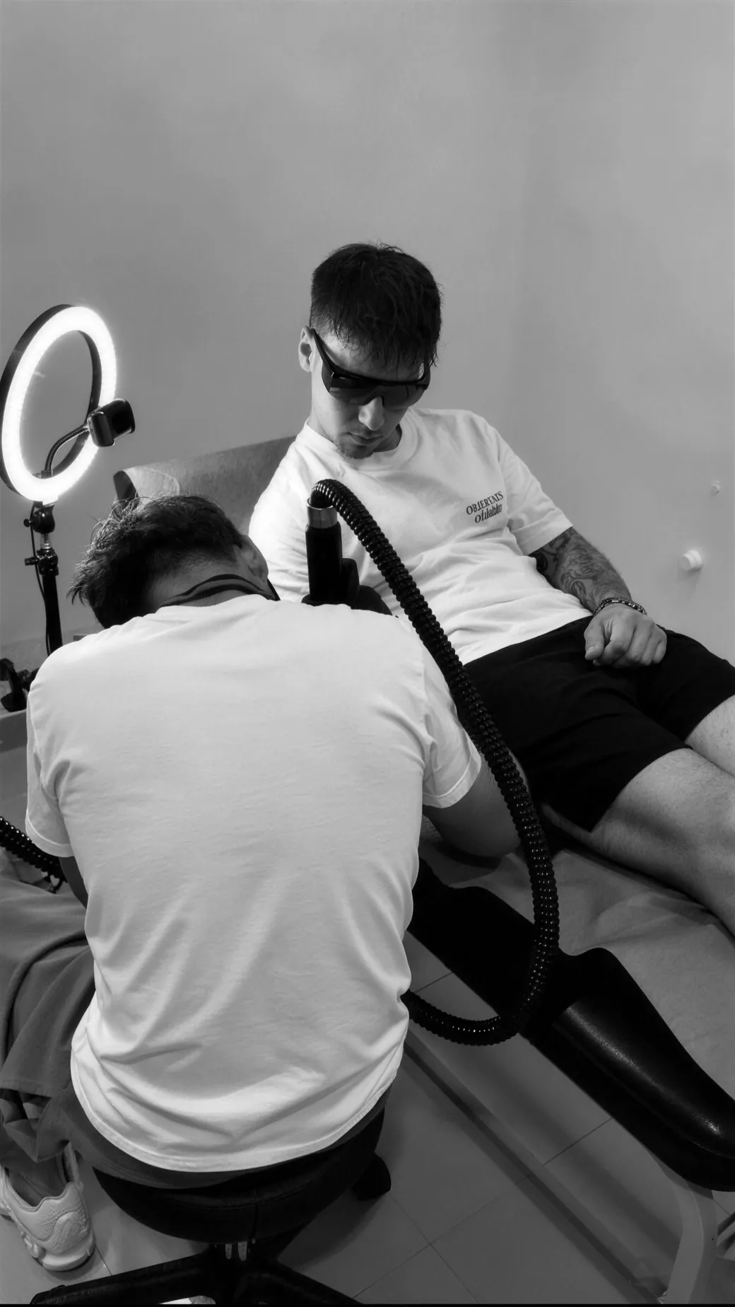 Guillem Estellés eliminando un tatuaje con láser en el estudio de Reset Tattoo, en La Vall d'Uixó
